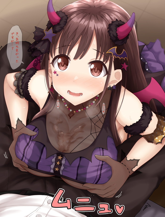 茶髪のデーモンアイドル美少女がベッドに横になり、紫と黒の蜘蛛の巣模様コスチュームを着て胸を強調したセクシーなポーズ, 汗だくの肌と可愛い表情、悪魔の角とバットアクセサリーが魅力的なアニメイラスト