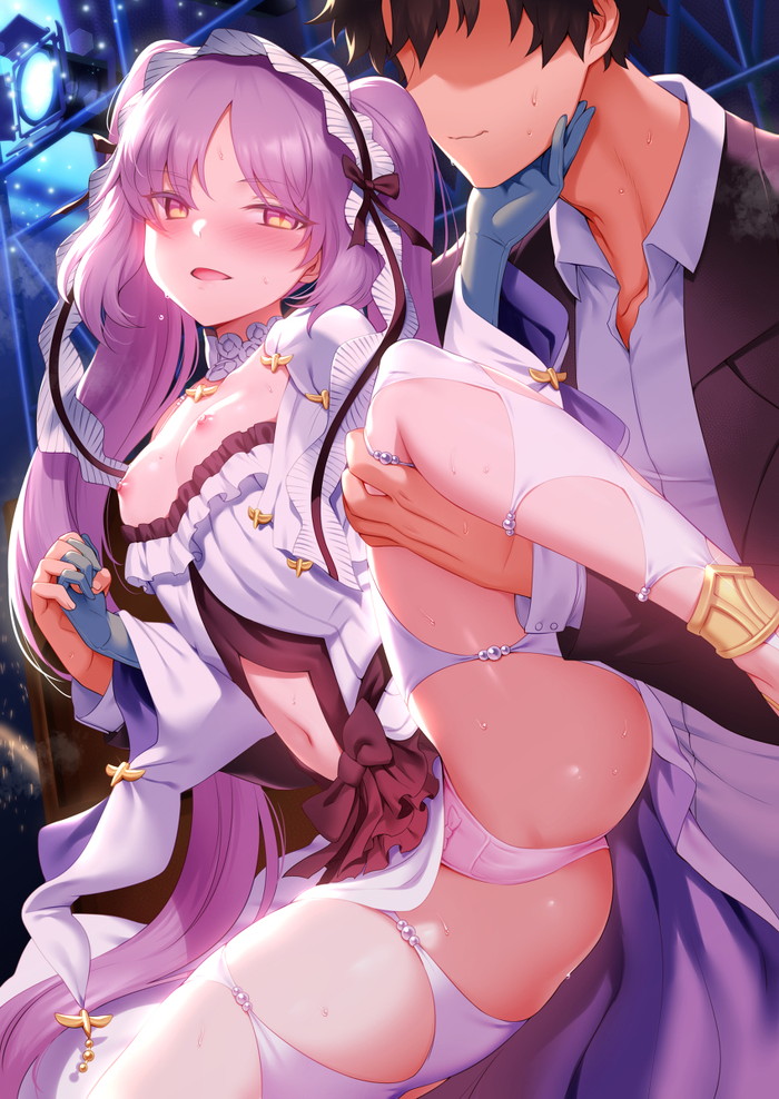 紫髪ツインテールのアイドル美少女が白と紫のセクシー衣装をはだけさせ、男性に密着されながら胸とお尻を大胆に露出したステージでのエロティックなシーン, 汗で光る肌と上気した表情が印象的なアニメイラスト