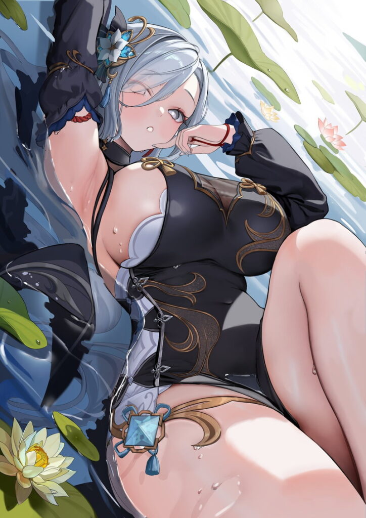 銀色のロングヘアのキャラクターが、黒と白を基調とし金色の唐草模様と水色の宝石装飾が特徴のチャイナドレス風衣装を着用し、水面に仰向けに横たわるポーズ。
