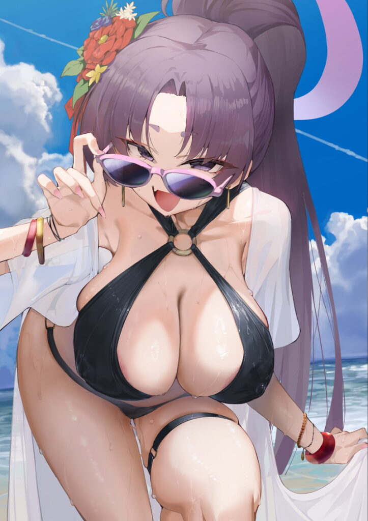 紫色の髪を高めのポニーテールにまとめ、赤い花とリボンの髪飾りを付けたスタイルで、黒色のリング付きホルターネックビキニと白いシアーガウンを着用し、ピンクフレームのサングラスを指で下げて前傾姿勢のポーズ。