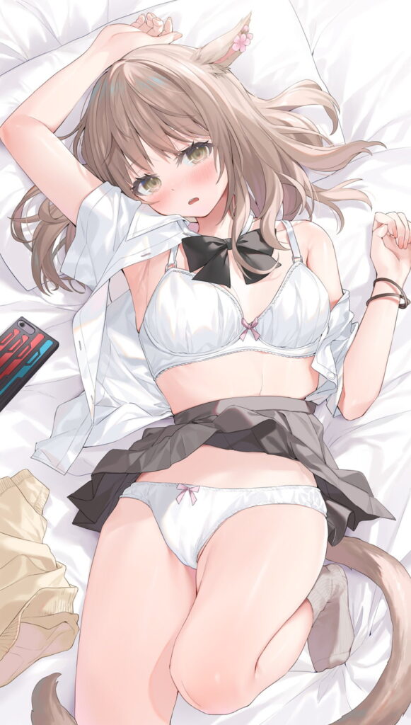 ベッドに仰向けに横たわる茶髪の猫耳少女が、白いブラジャーとピンクのリボン付きショーツの上に、制服の白いシャツをずり落としチャコールグレーのプリーツスカートがめくれ上がった状態で、首元に黒いリボンタイ、右耳にピンクの花飾りを付けている。
