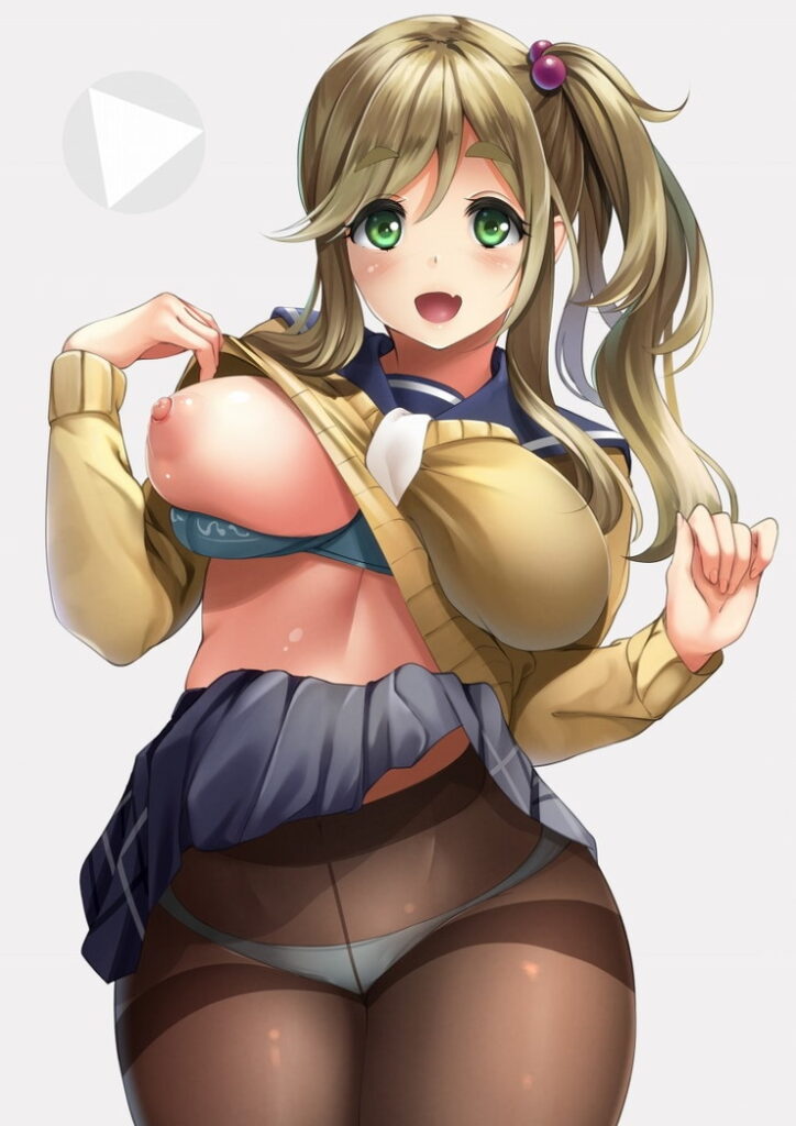 制服スタイルの明るい茶色のポニーテールと緑の瞳のキャラクターが、セーラー服の上に黄土色のカーディガンを羽織り、紺色のプリーツスカートと黒いタイツを着用し、カーディガンと青緑色のブラジャーをずらして左胸を露わにし、白いパンティーを見せている。
