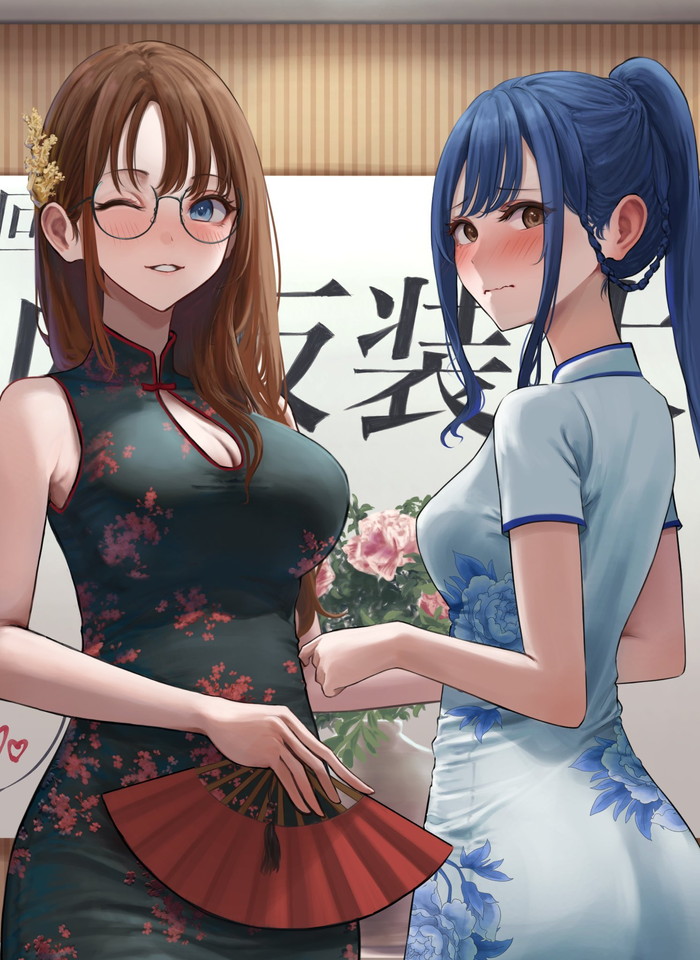 茶髪メガネでウィンクする女性が深い緑の花柄チャイナドレスを着て赤い扇子を持ち、青髪ポニーテールで照れる水色の花柄チャイナドレスの女性と並ぶ二次イラスト。