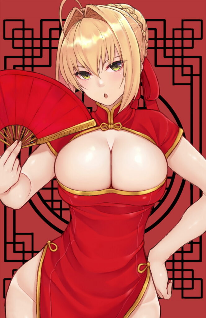 金髪の女性キャラクターが、胸元が開いた赤いチャイナコスを着用し、赤い扇子を持つ健全な二次創作イラスト。