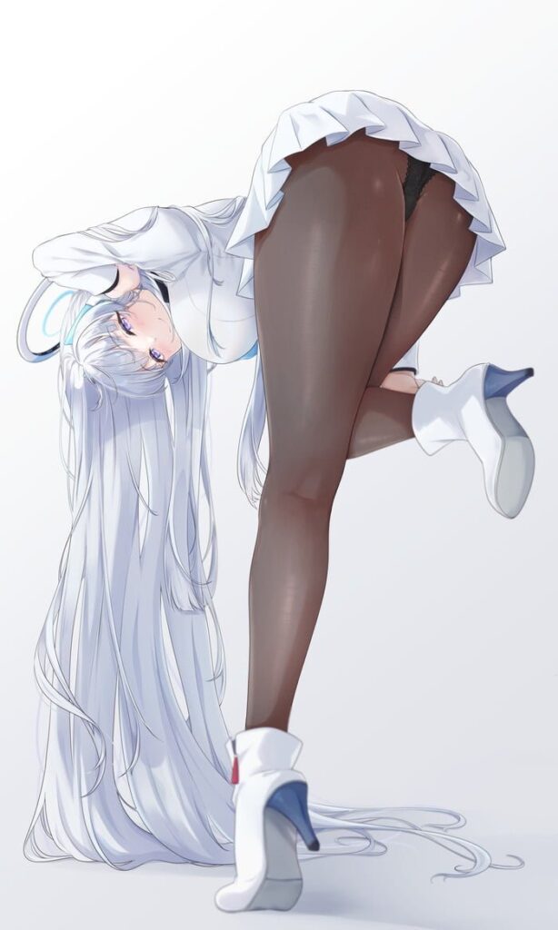 白銀色の超ロングヘアとウサギ耳風ヘッドギアを持つキャラクターが、青いラインの白い長袖トップス、白いプリーツスカート、暗い茶色のシアータイツ、黒いハイウエストショーツ、青いヒールと赤いアクセントの白いハイヒールブーツを着用し、前屈みで片足を上げたポーズをとっている。