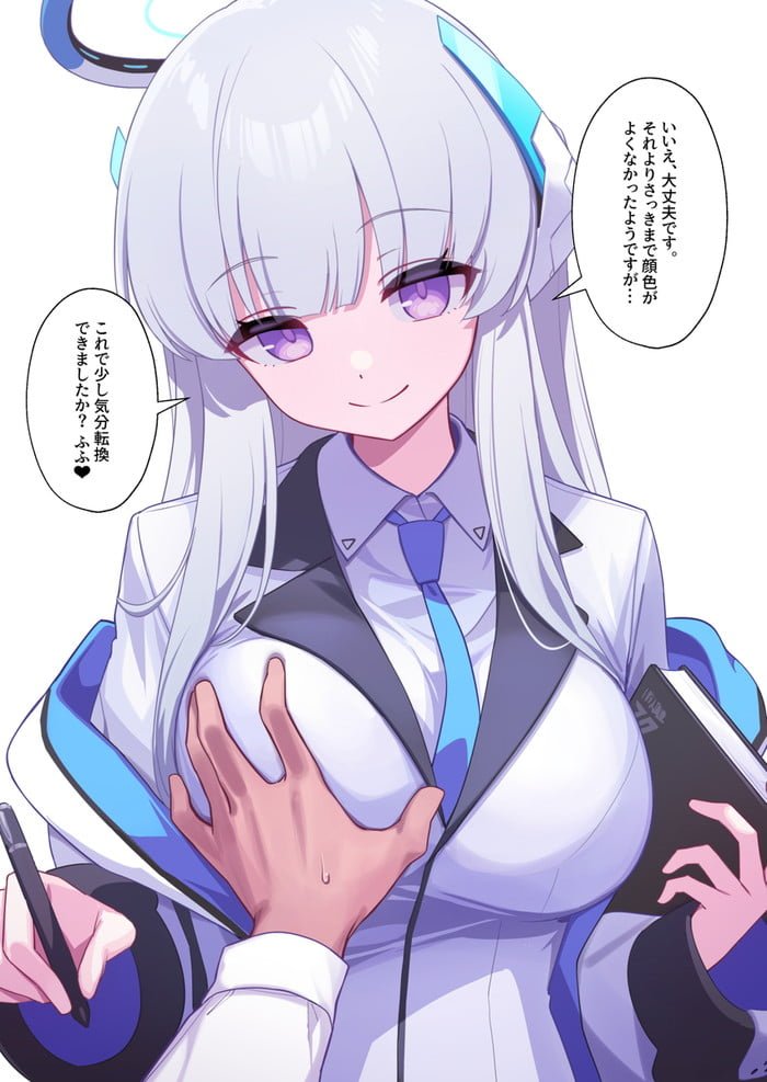 白いストレートロングヘアと頭部の青いメカニカルな装飾、紫の瞳、白いシャツと青いネクタイ、白黒を基調とし青いラインが配されたジャケットを着用し、ペンと本を持つ正面向きのポーズで、他者の手が身体に触れている。