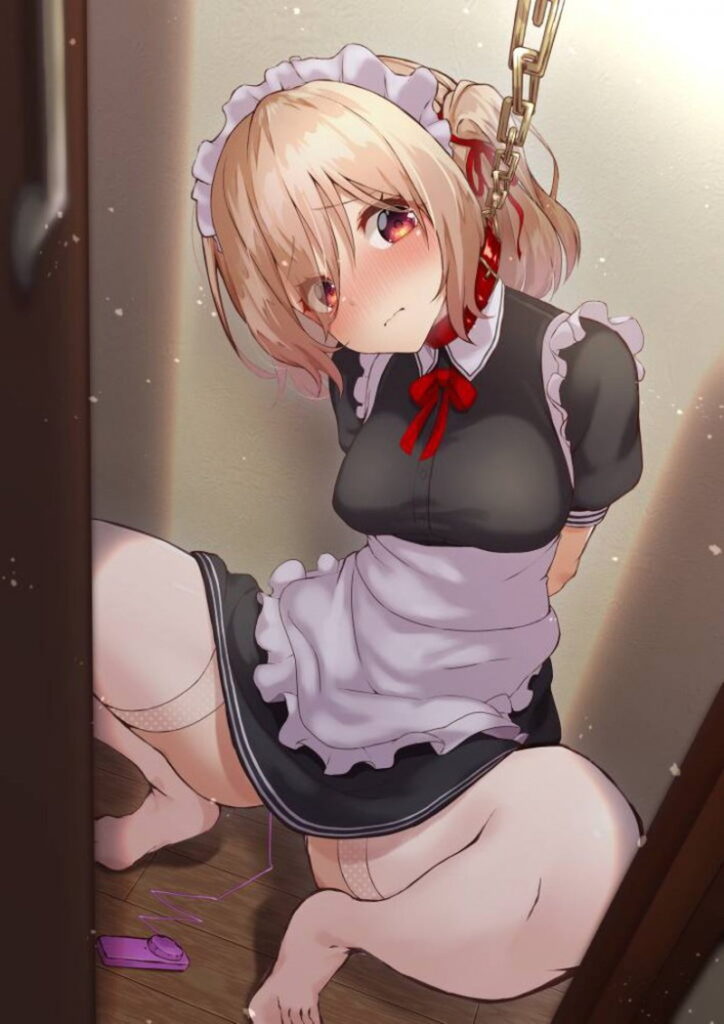 【二次】金髪ショートヘアのメイドが、黒のメイド服と白いフリルエプロン姿で壁際に座り込み、両手を縛られ首に鎖で拘束されながら顔を赤らめており、床にはコントローラーが落ちている。