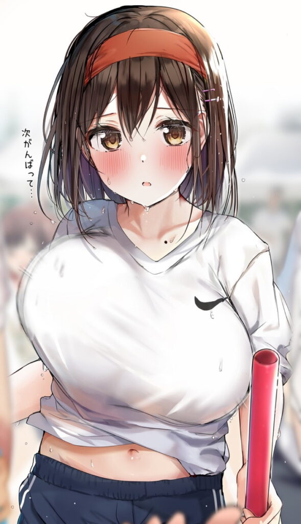 白い半袖体操服、紺色のショートパンツ、オレンジ色のヘアバンドを着用し、茶色のショートボブヘアで右手に赤いバトンを持ったポーズの女性。